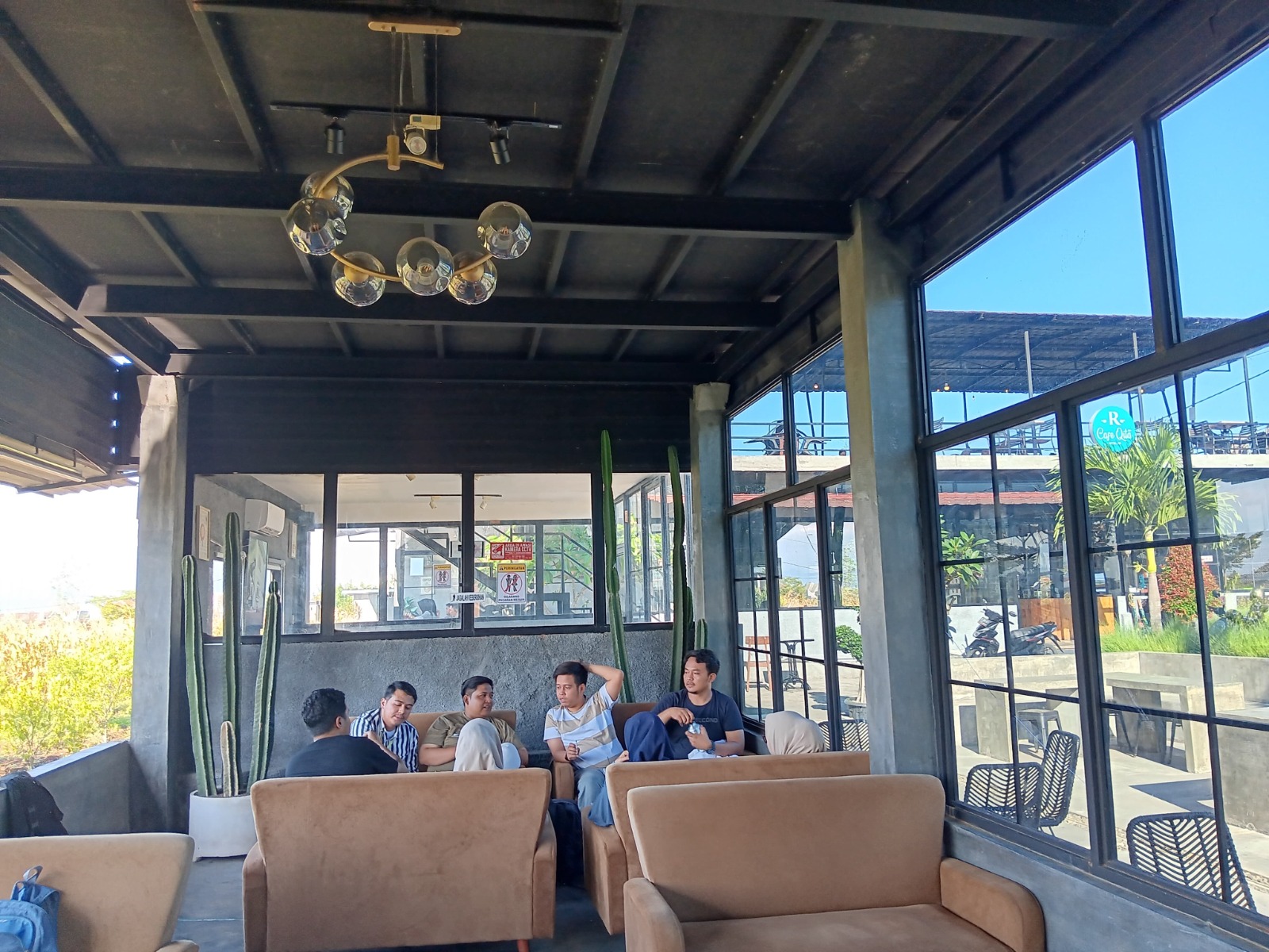 WAJIB PAJAK: Salah satu kafe di Desa Mulyoagung, Kecamatan Dau selalu ramai pengunjung kemarin (28/7). Usaha tersebut turut membayar pajak restoran