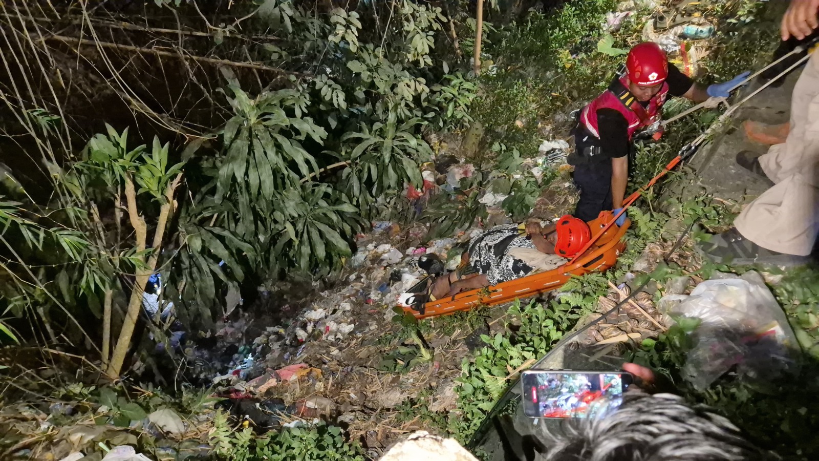 EVAKUASI: Tim gabungan mengevakuasi korban yang terperosok di jurang kawasan Dusun Sengguruh, Desa Sumberejo, Kecamatan Pagak kemarin malam.