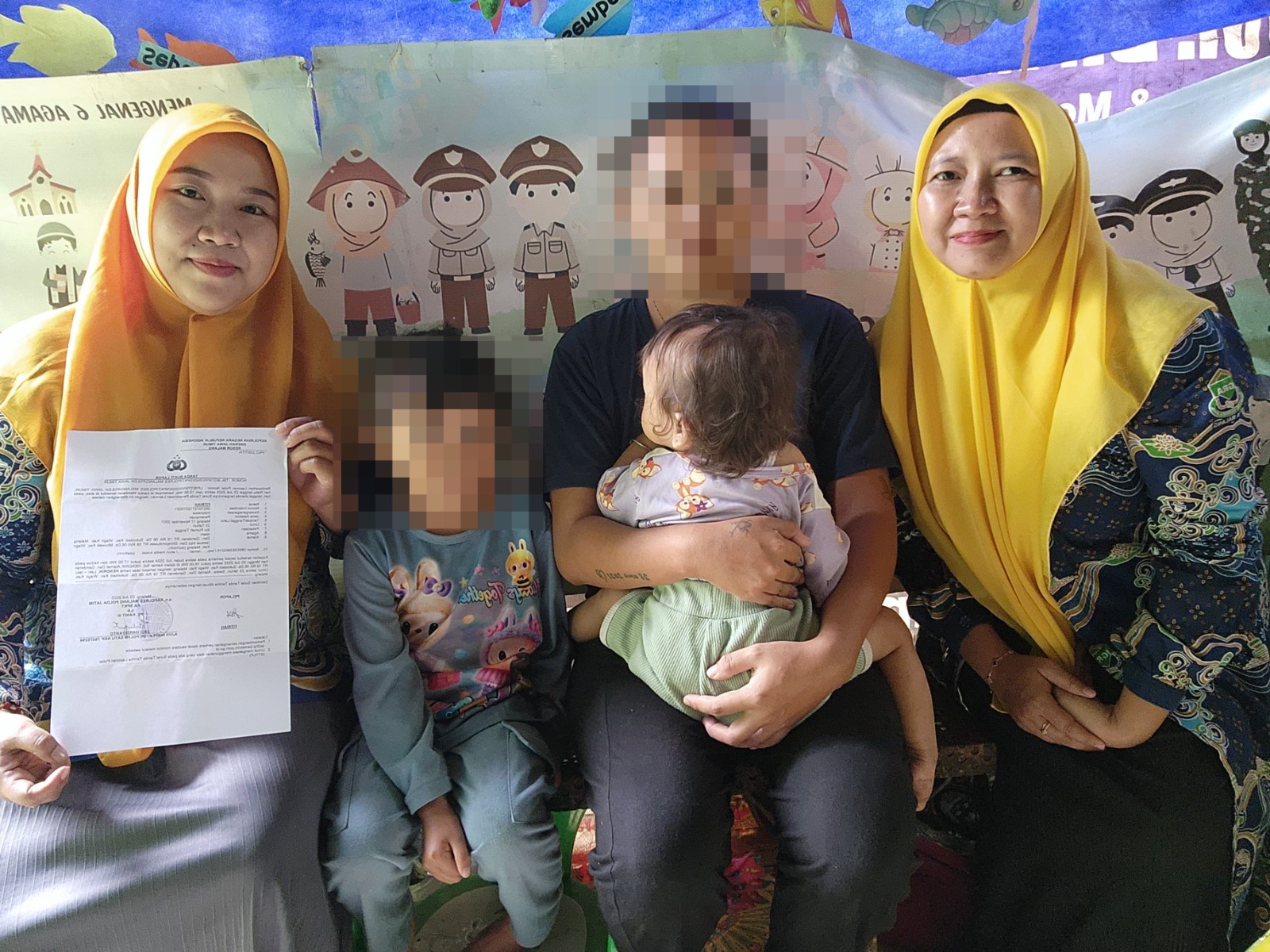 BUTUH KEADILAN: Korban bersama ibunya didampingi kedua gurunya saat melapor ke Polres Malang.