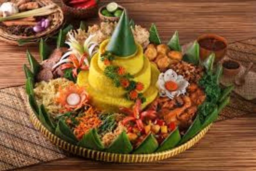 LENGKAP: Segala jenis lauk ada di nasi tumpeng