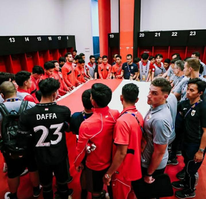 ANDALAN: Gerald Vanenburg sering utak atik pemain Indonesia, siapakah starting line up final nanti malam?
