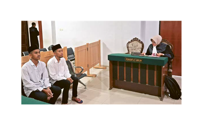 KASUS TRAFFICKING: Feri Rangga Permana (kanan) dan Reza Rivaldi mendengarkan pembacaan putusan di Pengadilan Negeri Kepanjen, kemarin (29/7). Keduanya dinyatakan bersalah telah mengirim dua anak untuk