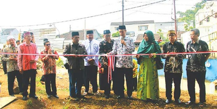 TAMBAH FASILITAS: Ketua PDM Kota Malang Prof Abdul Haris (empat dari kanan) menggunting pita tanda pembangunan gedung baru SD Muhammadiyah 9 Malang.