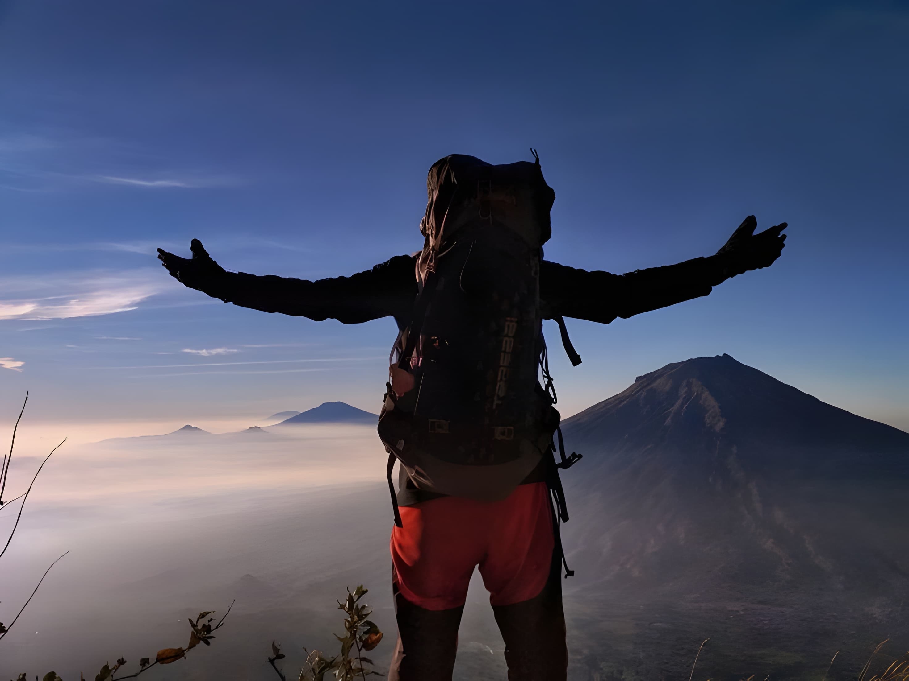 PRAKTIS: Peralatan hiking di Alert Backpacker ini siap nemenin camping kamu di gunung
