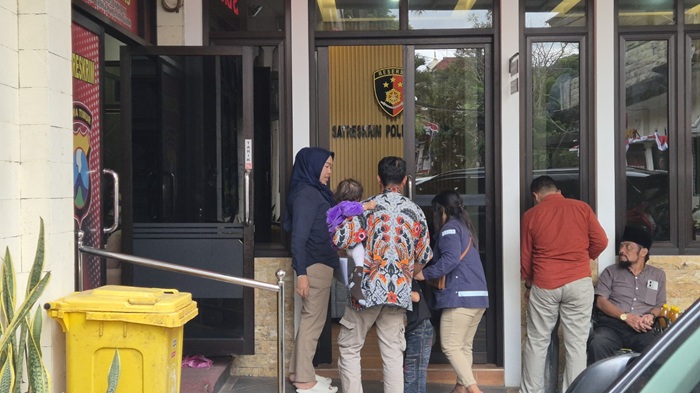 PROSES BERLANJUT: Korban bersama keluarga masuk ke ruang pemeriksaan UPPA Polres Malang kemarin (29/7).