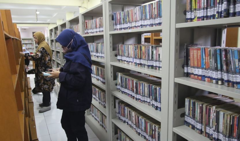 DIMINATI WARGA: Selain jam operasional, pemkot juga mewacanakan penataan ulang Perpustakaan Kota Malang.