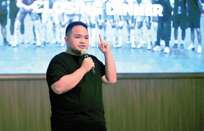 BERSYUKUR: Owner Unggul FC Malang Nicola Reza Samudra memberi semangat ke elemen tim dalam acara season closing dinner setelah jadi juara tiga PFL pada Senin lalu (28/7).
