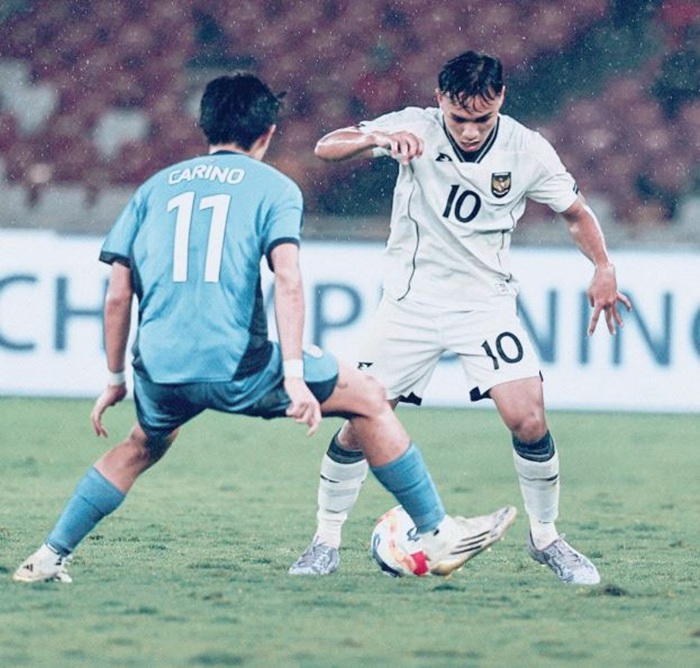 BISA SEGERA PULIH: Arkhan Fikri (kanan) berusaha melewati pemain Timnas Filipina U-23 dalam laga ASEAN U-23 Championship di Stadion Utama Gelora Bung Karno pekan lalu.