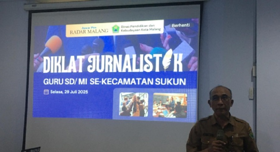 PANUTAN: Ketua K3S Kecamatan Sukun Suko Pramono SPd MPd hadir membuat acara dan memotivasi peserta Diklat Jurnalistik Guru, kemarin (29/7).