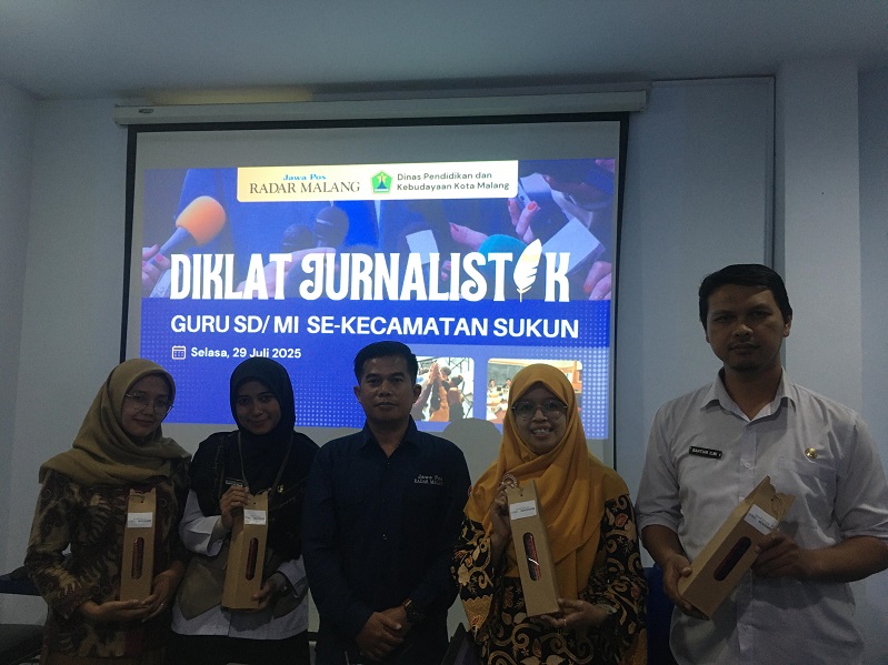 MBOIS: Peserta dengan tulisan terbaik saat Diklat Jurnalistik Guru se-Kecamatan Sukun di Kantor Jawa Pos Radar Malang.