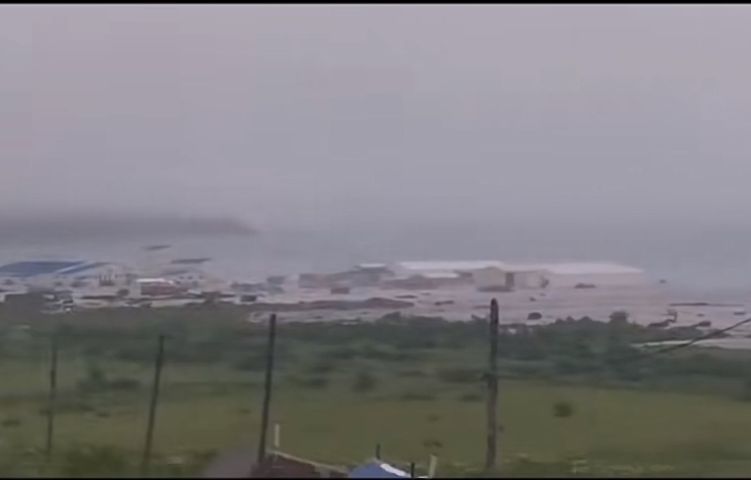 MENGERIKAN: Gelombang tsunami setinggi 4 m menggulung di pesisir timur Kamchatka Rusia tadi Pagi.