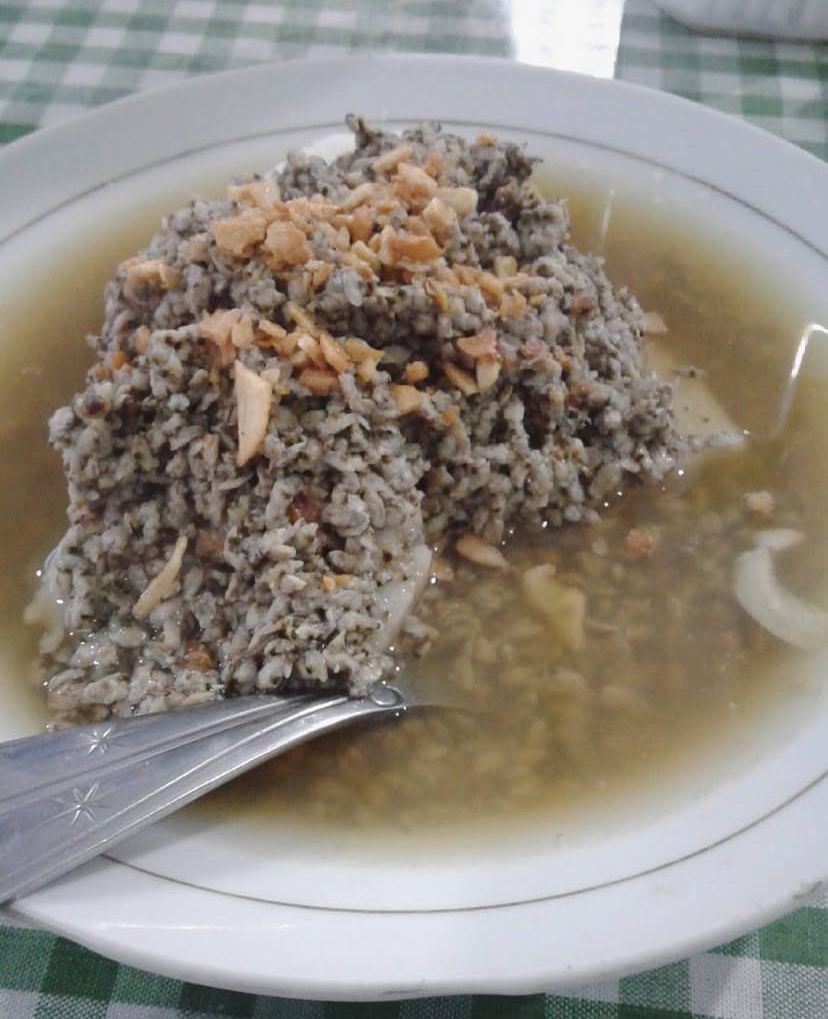 ENAK: Nikmatnya menyantap lontong kupang di cuaca malang yang dingin ini.