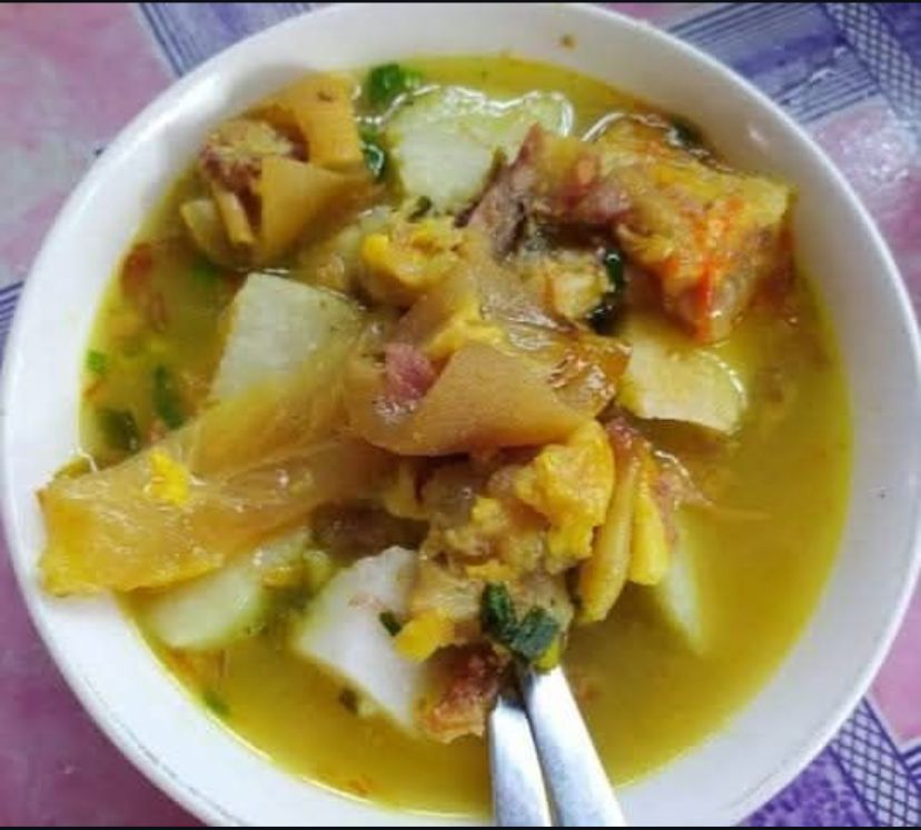 SEGER: Enak disantap pas hujan dan ditambahkan perasan jeruk nipis agar lontong kikil rasanya semakin segar dan nikmat.