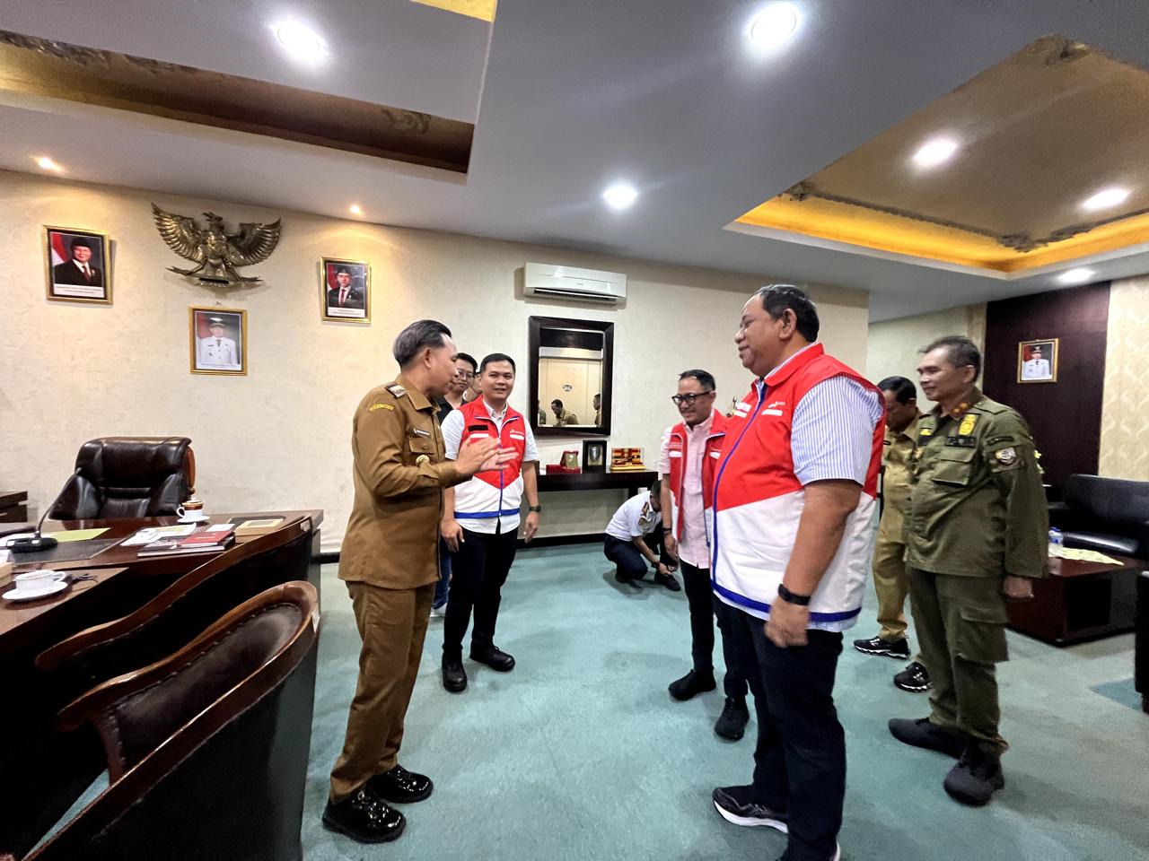 TANGGAP: Bupati Jember, Muhammad Fawait dan jajaran manajemen Pertamina berdiskusi untuk percepatan normalisasi distribusi.