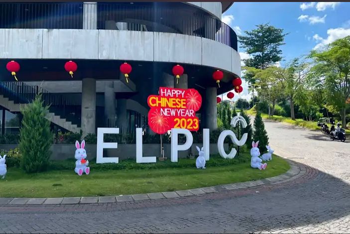 Pengunjung menikmati aneka kuliner di Elpico Mall Malang. Tempat ini jadi destinasi baru untuk belanja, hangout, dan mencicipi tren makanan kekinian.