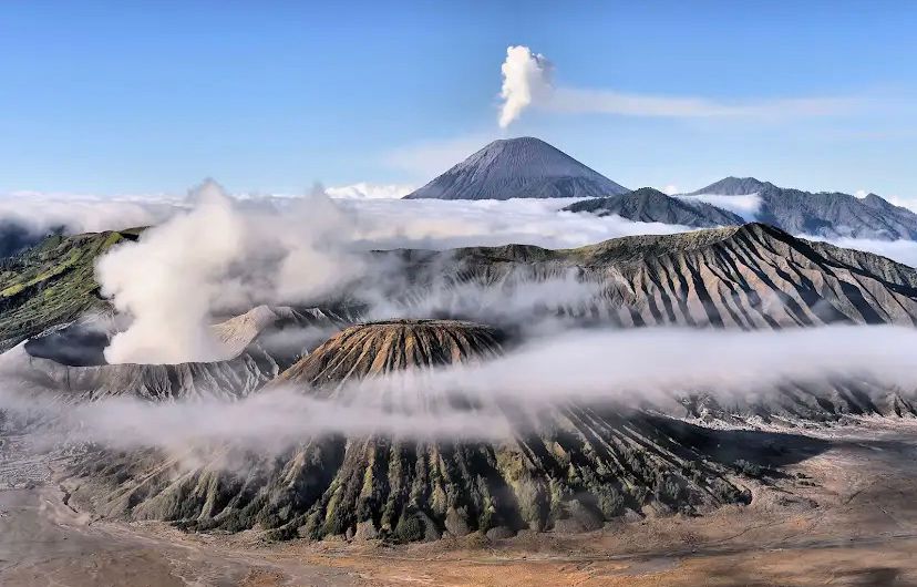 Pendaki muda saat menapaki jalur menuju puncak. Fenomena naik gunung kini kian tren di kalangan anak muda, namun penting untuk tetap mengutamakan keselamatan dan persiapan matang.