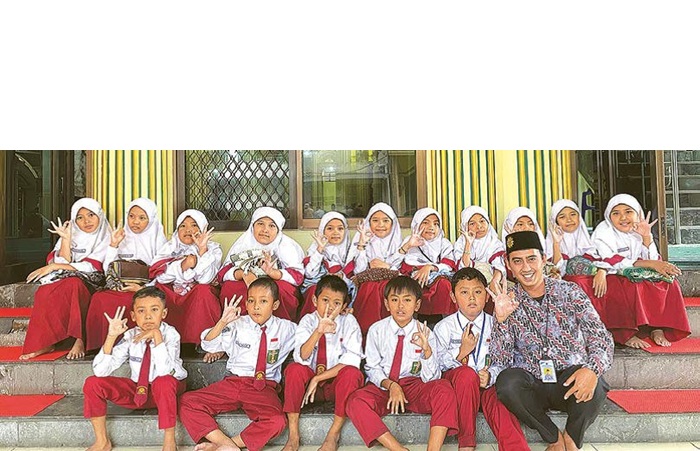 RELIGIUS DAN BERMASYARAKAT: Siswa SD Muhammadiyah 6 Kota Malang menjalani Safari Masjid didampingi oleh Irvan Firmansyah sebagai guru pendamping.