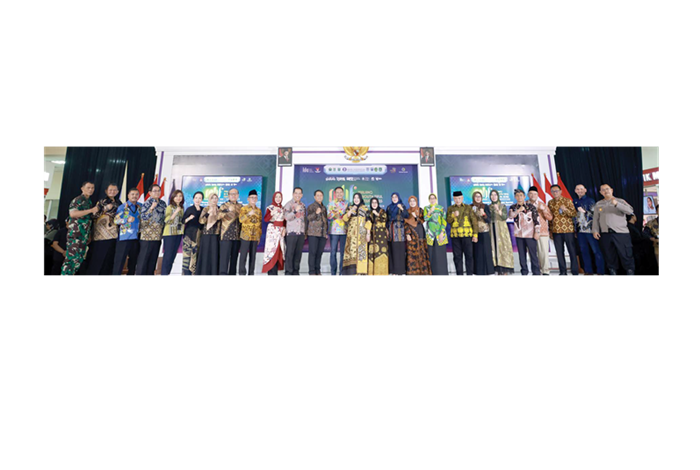 PERKUAT EKONOMI: Jajaran forum komunikasi pimpinan daerah di wilayah kerja BI Malang, para petinggi BI Malang, Kepala OJK Malang beserta tamu undangan saat pembukaan Malang BI-YOUTH-TIFUL Festival (MB