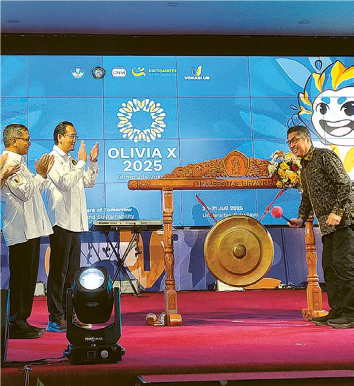 KOMPETISI: Rektor Universitas Brawijaya (UB) Prof Widodo PhD (tiga hari) menghadiri pembukaan Olimpiade Vokasi Indonesia X di UB kemarin.