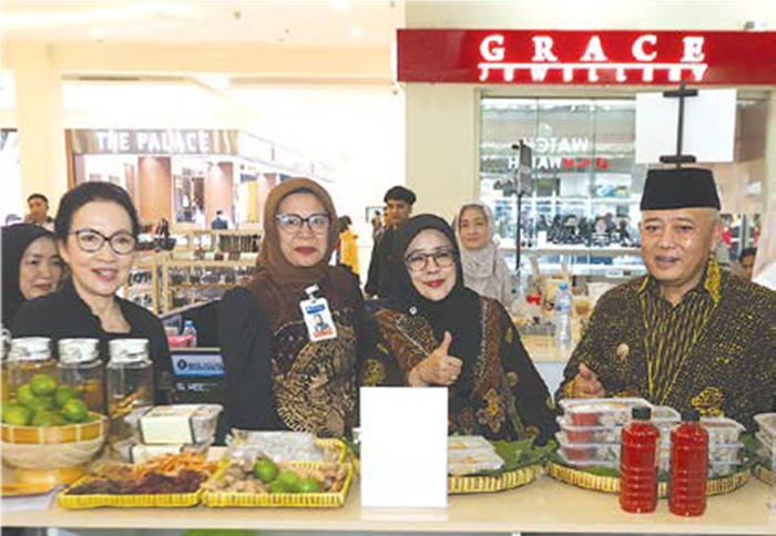 KOMITMEN: Dari kanan, Bupati Malang HM Sanusi, Ketua Dekranasda Kabupaten Malang Anis Zaidah Sanusi, Kepala Kantor Perwakilan BI Malang Febrina, dan Mall Director Matos Fifi Trisjanti berkeliling meli