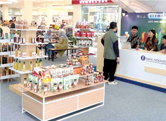SUPPORT UMKM: Pengunjung Matos saat melihat-lihat pameran UMKM Binaan BI Malang di Grand Hall Matos dalam rangka MBF kemarin.
