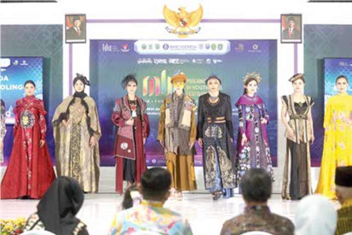 KREATIF: Fashion show dari desainer perwakilan tujuh daerah di wilayah kerja BI Malang saat pembukaan MBF kemarin.