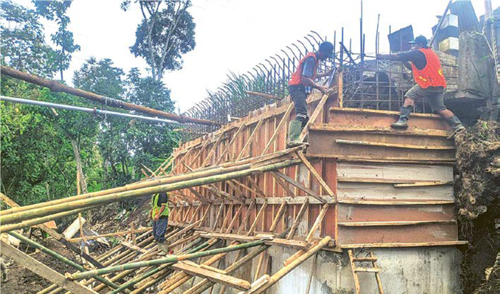 DIKEBUT: Beberapa pekerja serius menuntaskan proyek Jembatan Jabung kemarin (30/7).