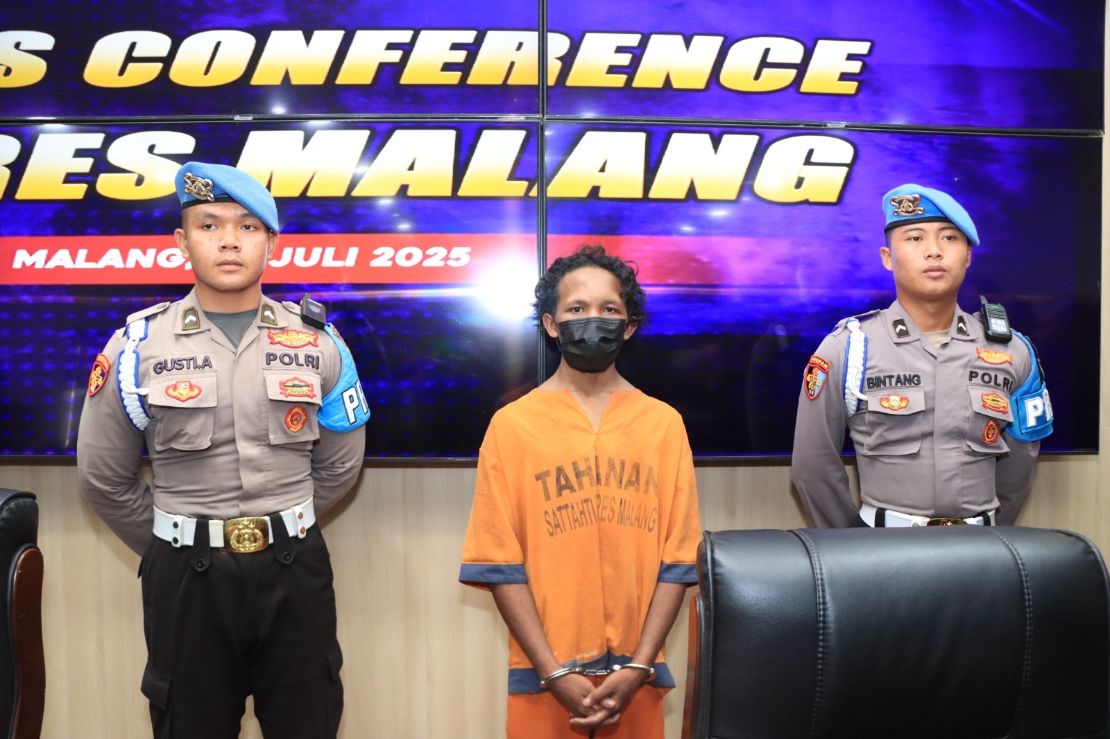 TERSANGKA ASUSILA: Hendrik Hardianto, 23, warga Dusun Genderan, Desa Sukodadi, Kecamatan Wagir setelah menjalani pemeriksaan di Mapolres Malang kemarin (30/7).