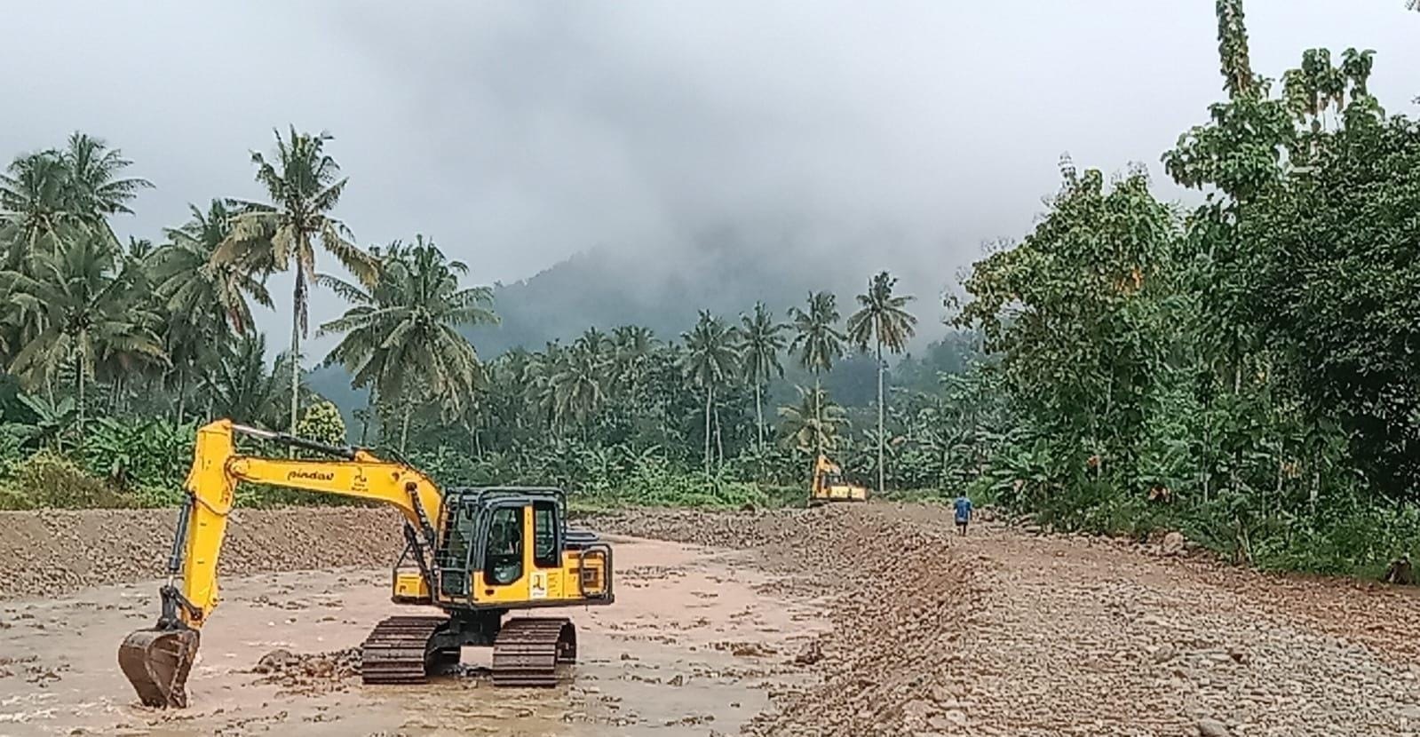 ANTISIPASI BANJIR: Pengerukan pendangkalan di Sungai Sat, Desa Purwodadi, Kecamatan Tirtoyudo menggunakan ekskavator.