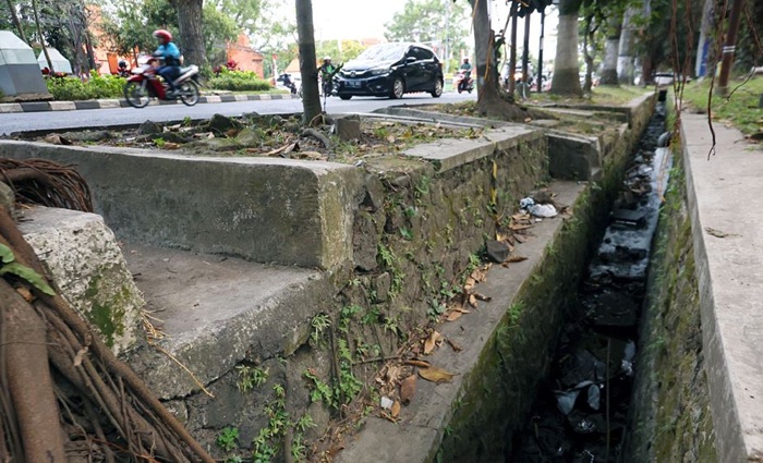 BELUM DISENTUH: Ukuran drainase di Jalan Soekarno-Hatta tak mampu menampung air ketika terjadi hujan deras. Proyek rehabilitasi akan dilakukan Pemprov Jatim.