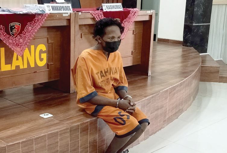 LANGSUNG DITAHAN: Pelaku kekerasan seksual memakai baju tahanan. Dia melakukan kekerasan seksual karena tergoda tubuh korban yang baru berusia 4 tahun.