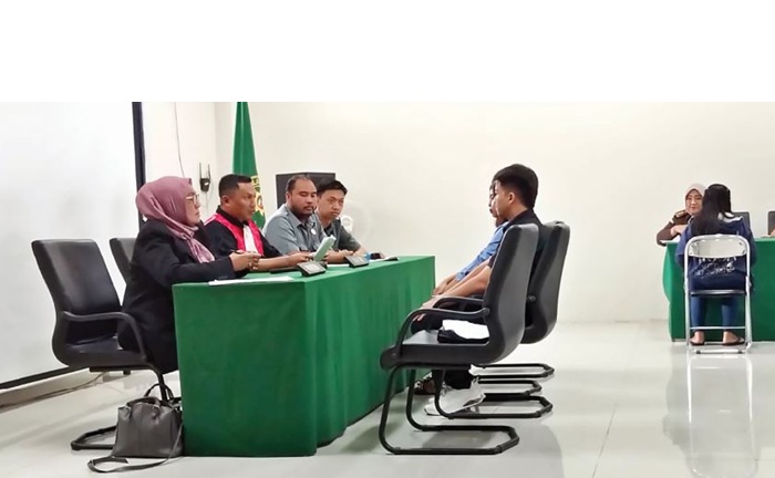 BANYAK PELANGGAR: Sidang tindak pidana ringan (tipiring) digelar di Aula Grha Purva Praja Kantor Satpol PP Kota Malang, kemarin (30/7). Salah satunya diikuti pemilik Toko Sari Jaya 25.