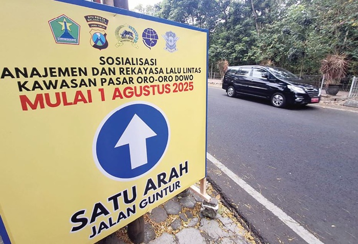 UNTUK URAI MACET: Papan pengumuman satu arah Jalan Guntur telah dipasang oleh Dishub Kota Malang kemarin.