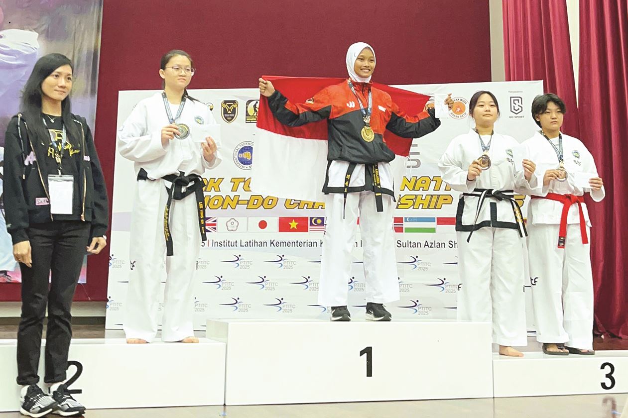 TAMPIL LUAR BIASA: Atlet Kickboxing Kota Malang Karina Arisandi Pamungkas (tengah) meraih medali emas di Institut Latihan Kementerian Kesihatan Malaysia Sultan Azlan Syah, pada 27 Juli lalu.