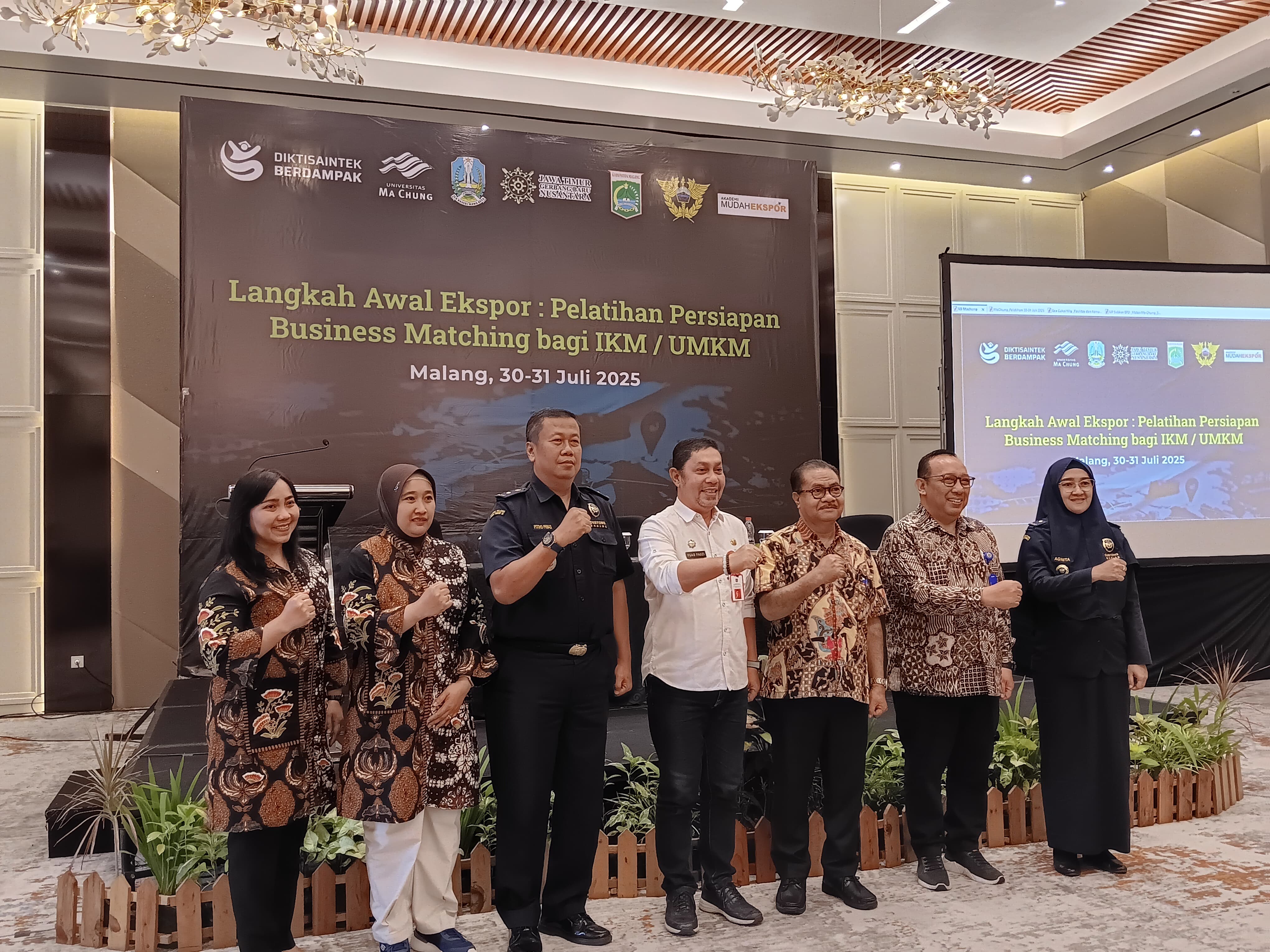 KONTRIBUSI UNIVERSITAS: Rektor Universitas Ma Chung Prof Dr Ir Stefanus Yufra M. Taneo MS MSc (tiga dari kanan) bersama Kadisperindag Kabupaten Malang M. Nur Fuad Fauzi (tengah) di sela pelatihan busi