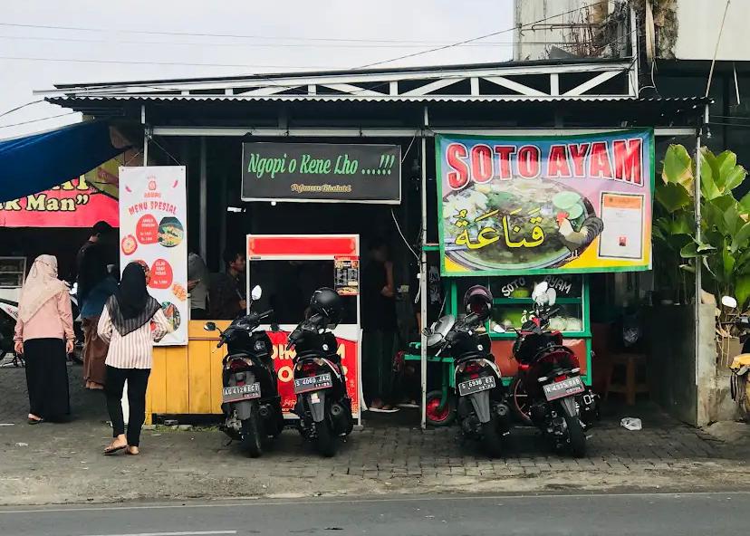 Suasana kuliner malam di Jalan Kawi Kota Malang, deretan pedagang kaki lima menyajikan hidangan menggoda yang bikin susah pulang cepat.