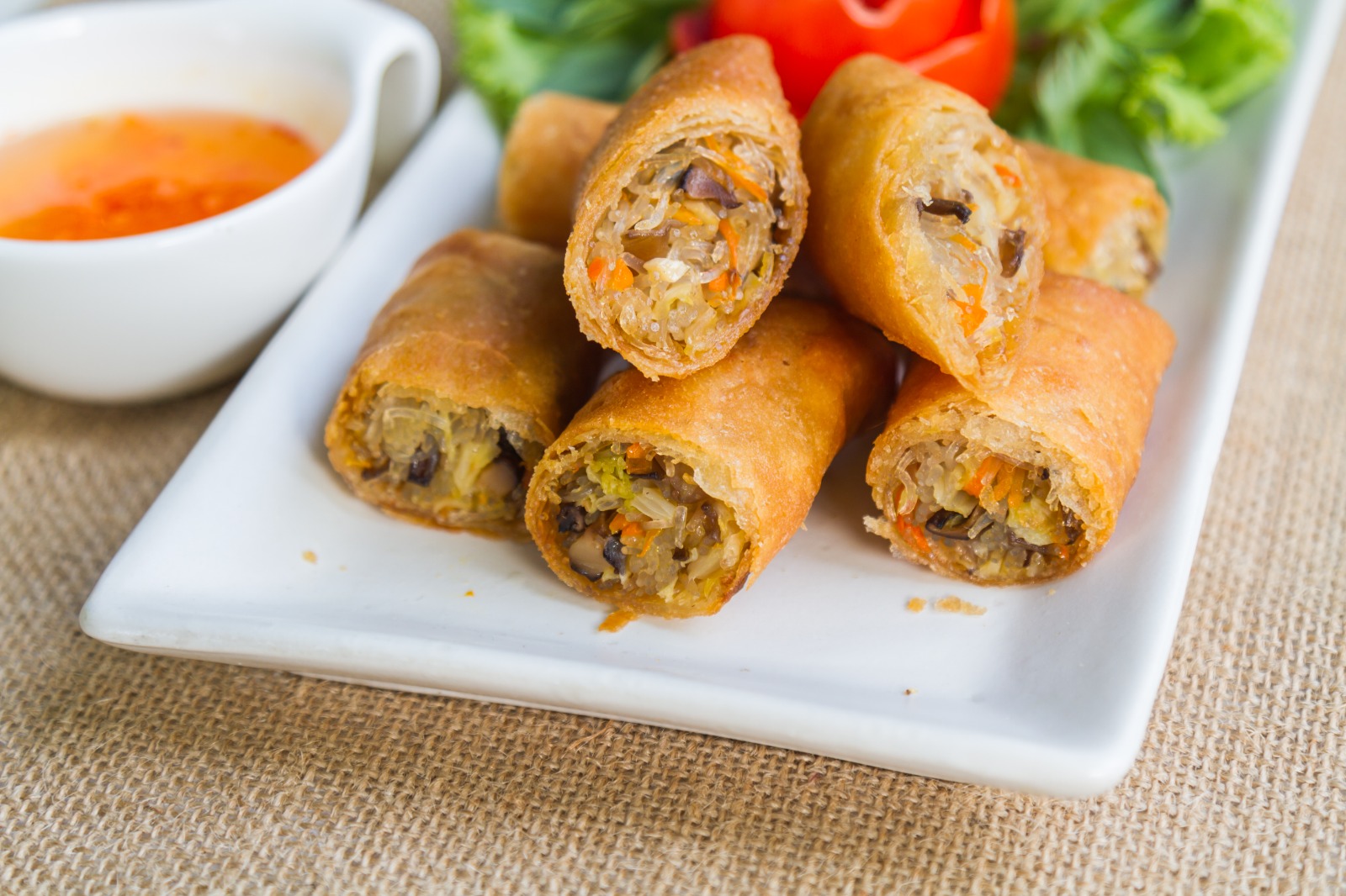 GURIH: Lumpia mantap disantap saat panas-panas.