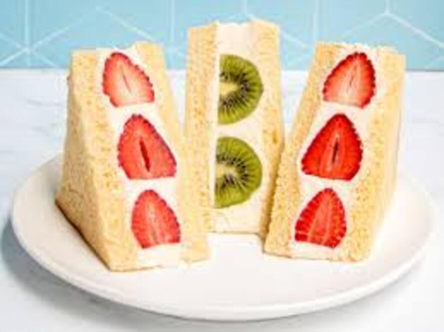 MANIS: Balutan cream dipadu roti dan buah