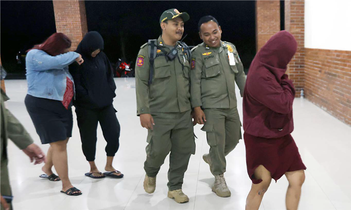 PENYAKIT MASYARAKAT: Petugas Satpol PP Kota Malang mengamankan tiga perempuan yang kedapatan melakukan praktik prostitusi di pondokan kawasan Sawojajar, Rabu malam (30/7).