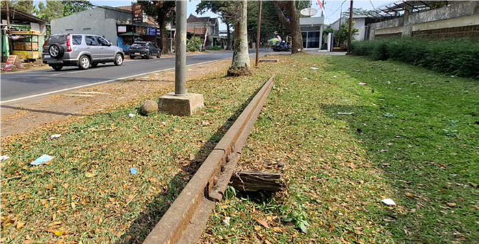 YANG TERSISA: Bekas rel angkutan avtur menuju Lanud Abdulrachman Saleh masih terlihat di Jalan Komud Abdulrachman Saleh, di Desa Bugis, Kecamatan Pakis.