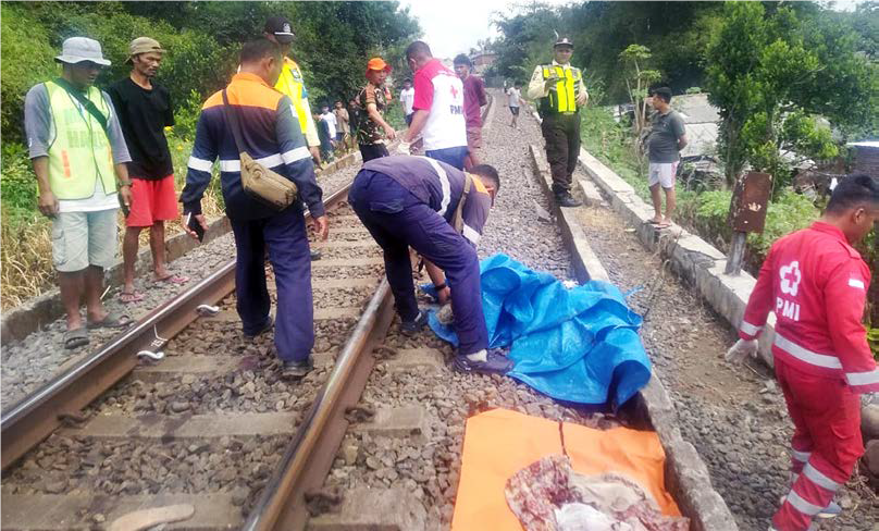 MASIH DITELUSURI: Evakuasi potongan tubuh korban yang tertabrak kereta api di Kelurahan Gadang, Kecamatan Sukun langsung dilakukan petugas gabungan, kemarin siang.