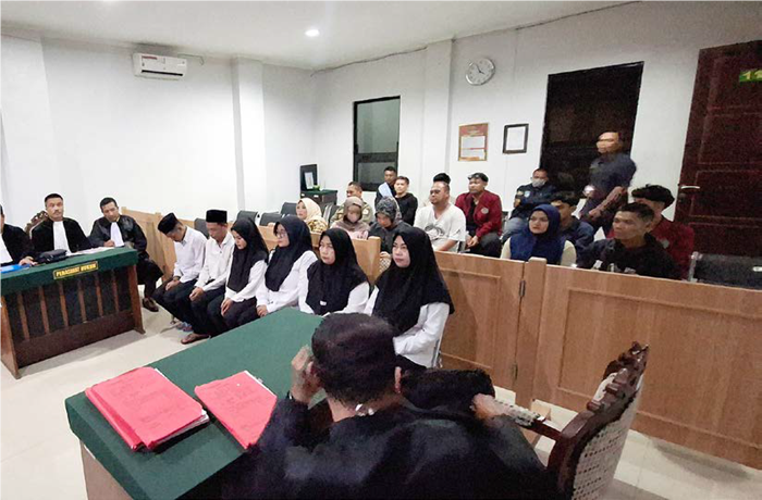 KEBERATAN: Enam terdakwa kasus eksploitasi ekonomi anak di bawah umur mendengarkan tuntutan yang dibacakan jaksa di Pengadilan Negeri Kepanjen, kemarin (31/7).