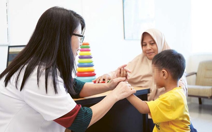RAWAT JALAN: Seorang psikiater RSJ Menur memulihkan mental seorang anak kemarin siang.