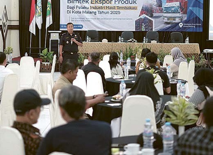 ANTUSIAS: Pelaku IHT mengikuti Bimtek Ekspor Produk yang digelar Diskopindag Kota Malang di Hotel Montana Dua Malang kemarin.