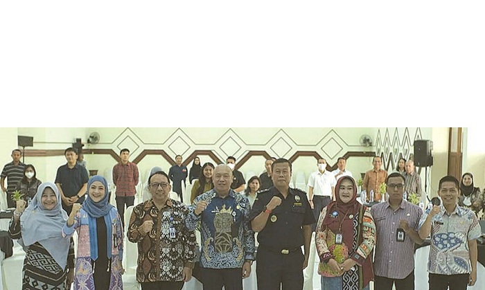 KOMPAK: Kepala Diskopindag Kota Malang bersama pemateri foto dengan pelaku IHT yang mengikuti Bimtek Ekspor Produk kemarin.