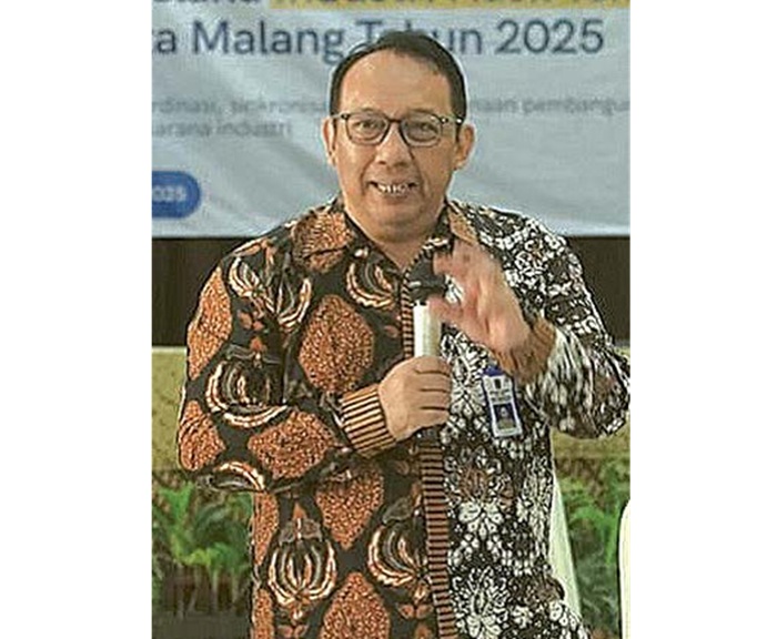 BERI ARAHAN: Kepala Bidang Pengembangan Perdagangan Luar Negeri Disperindag Lucky Kristian menyampaikan pentingnya pemahaman ekspor produk kepada pelaku IHT.