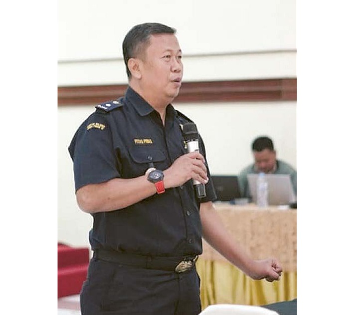 IKUT ANDIL: Kepala Seksi Penyuluhan dan Layanan Informasi Bea Cukai Malang Pitoyo Pribadi memberikan materi terkait gempur rokok ilegal.