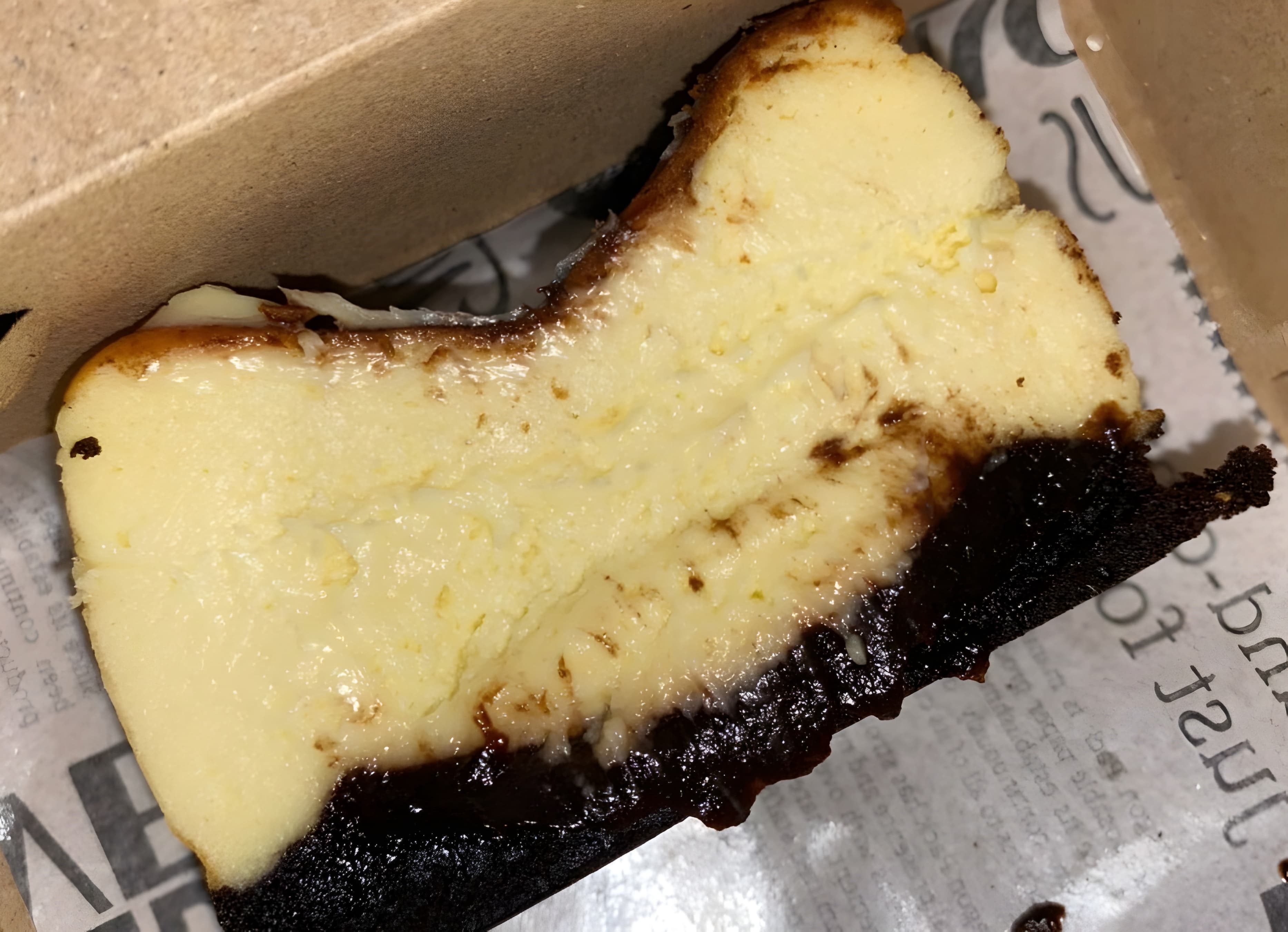 LEZAT: Sepotong burnt cheesecake lembut dari Lafayette Coffee & Eatery, cocok banget buat teman ngobrol sore di Malang