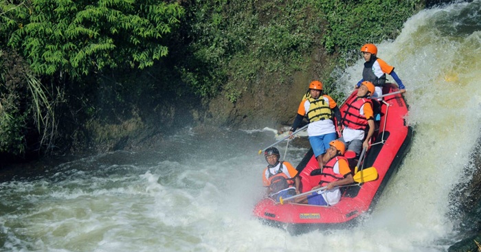 PACU ADRENALIN: Para wisatawan menikmati sensasi menyusuri rute Kasembon rafting.
