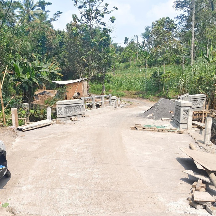 INFRASTRUKTUR: Proyek perbaikan jembatan di Jalan Wonosari, Desa Wonorejo, Kecamatan Singosari nyaris rampung.